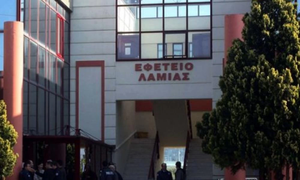 Λαμία: Ρομά έσπασαν αυτοκίνητα κατά τις έντονες αντιδράσεις για τη δολοφονία του 18χρονου